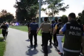 ŞEHRİN EN YOĞUN PARK VE BAHÇELERİNDE POLİSTEN UYGULAMA 250 ŞAHSA GBT SORGULAMASI YAPILDI, 3 ŞAHIS YAKALANDI, 1 ADET SİLAH ELE GEÇİRİLDİ