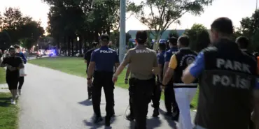 ŞEHRİN EN YOĞUN PARK VE BAHÇELERİNDE POLİSTEN UYGULAMA 250 ŞAHSA GBT SORGULAMASI YAPILDI, 3 ŞAHIS YAKALANDI, 1 ADET SİLAH ELE GEÇİRİLDİ