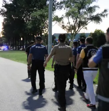 ŞEHRİN EN YOĞUN PARK VE BAHÇELERİNDE POLİSTEN UYGULAMA 250 ŞAHSA GBT SORGULAMASI YAPILDI, 3 ŞAHIS YAKALANDI, 1 ADET SİLAH ELE GEÇİRİLDİ