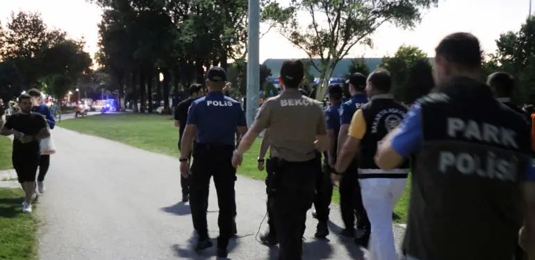 ŞEHRİN EN YOĞUN PARK VE BAHÇELERİNDE POLİSTEN UYGULAMA 250 ŞAHSA GBT SORGULAMASI YAPILDI, 3 ŞAHIS YAKALANDI, 1 ADET SİLAH ELE GEÇİRİLDİ