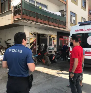 3'ÜNCÜ KATTAN MOTOSİKLETLERİN ÜSTÜNE DÜŞEN 7 YAŞINDAKİ ÇOCUK YARALANDI