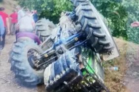 KARDEŞLERİ TRAKTÖR KAZASI AYIRDI SAKARYA'DA TRAKTÖR DEVRİLDİ, 1 KİŞİ HAYATINI KAYBETTİ, 1 KİŞİ YARALANDI