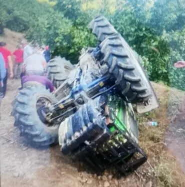 KARDEŞLERİ TRAKTÖR KAZASI AYIRDI SAKARYA'DA TRAKTÖR DEVRİLDİ, 1 KİŞİ HAYATINI KAYBETTİ, 1 KİŞİ YARALANDI