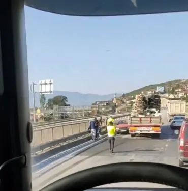 D-650'DE TERS ŞERİTTE İLERLEYEN OTOMOBİL KAZA YAPTI 'BU ADAM KAFAYI YEMİŞ' DİYEREK KAYDETTİĞİ OTOMOBİL YOLUN İLERİSİNDE KAZAYA KARIŞTI