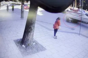 AKILLARA DURGUNLUK VEREN KAZA: KARAYOLUNDA TEKNENİN ALTINDA KALDI FACİADAN DÖNÜLEN KAZA ANI KAMERADA YAYA GEÇİDİNDE ÖNÜNDE DURAN ARACA ÇARPARAK YOLA SAVRULDU: YANINDAN GEÇEN CİPİN ARKASINDAKİ TEKNENİN ALTINDA SÜRÜKLENDİ