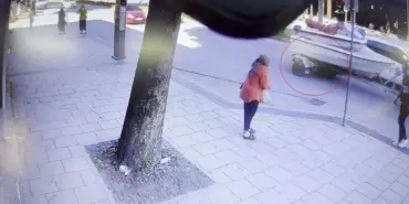 AKILLARA DURGUNLUK VEREN KAZA: KARAYOLUNDA TEKNENİN ALTINDA KALDI FACİADAN DÖNÜLEN KAZA ANI KAMERADA YAYA GEÇİDİNDE ÖNÜNDE DURAN ARACA ÇARPARAK YOLA SAVRULDU: YANINDAN GEÇEN CİPİN ARKASINDAKİ TEKNENİN ALTINDA SÜRÜKLENDİ