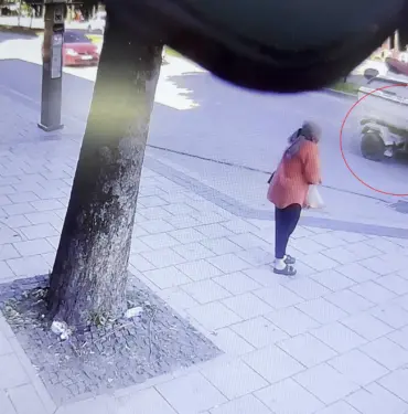 AKILLARA DURGUNLUK VEREN KAZA: KARAYOLUNDA TEKNENİN ALTINDA KALDI FACİADAN DÖNÜLEN KAZA ANI KAMERADA YAYA GEÇİDİNDE ÖNÜNDE DURAN ARACA ÇARPARAK YOLA SAVRULDU: YANINDAN GEÇEN CİPİN ARKASINDAKİ TEKNENİN ALTINDA SÜRÜKLENDİ