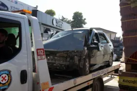 ÇALINTI OTOMOBİLLE POLİSTEN KAÇARKEN KARŞI YÖNDEN GELEN ARAÇLA KAFA KAFAYA ÇARPIŞTI KAZA SONRASI POLİSE GÜÇLÜK ÇIKARARAK KAÇMAYA ÇALIŞTI, GÖZALTINA ALINDI ÇALINTI OTOMOBİLİN ÇARPTIĞI ARACIN SÜRÜCÜSÜ: "POLİSİN KOVALADIĞI ÇALINTI ARABA GELDİ BANA ÇARPTI"