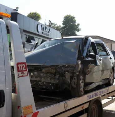ÇALINTI OTOMOBİLLE POLİSTEN KAÇARKEN KARŞI YÖNDEN GELEN ARAÇLA KAFA KAFAYA ÇARPIŞTI KAZA SONRASI POLİSE GÜÇLÜK ÇIKARARAK KAÇMAYA ÇALIŞTI, GÖZALTINA ALINDI ÇALINTI OTOMOBİLİN ÇARPTIĞI ARACIN SÜRÜCÜSÜ: "POLİSİN KOVALADIĞI ÇALINTI ARABA GELDİ BANA ÇARPTI"