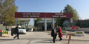 CİNSEL SALDIRI İDDİASIYLA SUÇLANAN ESKİ SAKARYA GARNİZON KOMUTANI HAKİM KARŞISINDA "FETÖ-PKK KUMPASINA UĞRAMIŞ BULUNMAKTAYIM" "ERLERE RAHATSIZLIĞIMDAN DOLAYI MASAJ YAPTIRMIŞ OLMAM ONLARI KIZDIRMIŞ OLABİLİR"