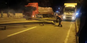 D-650'DE TIRIN ÇARPTIĞI BARİYER YOLA SAVRULDU, TRAFİK DURDU