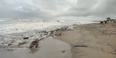 DALGALAR 3 METREYİ BULDU, SAHİL ADETA SAVAŞ ALANINA DÖNDÜ