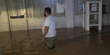 DERE YAKLAŞIK 5 METRE YÜKSELDİ, MAHALLEYİ SU BASTI