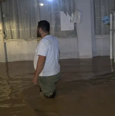 DERE YAKLAŞIK 5 METRE YÜKSELDİ, MAHALLEYİ SU BASTI
