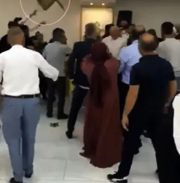 DÜĞÜN SALONU KARIŞTI: EN MUTLU GÜNLERİ ZEHİR OLDU MÜZİK KAVGASINDA YUMRUK VE SANDALYELER HAVADA UÇUŞTU