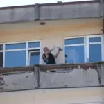 GEÇEN YIL POMPALI TÜFEKLE DEHŞET SAÇMIŞTI, BUGÜN DE KIZ ARKADAŞINI REHİN ALDI