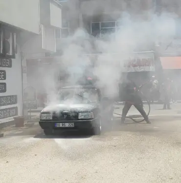 İTFAİYENİN KISA SÜREDE MÜDAHALESİ OTOMOBİLİ KÜLE DÖNMEKTEN KURTARDI