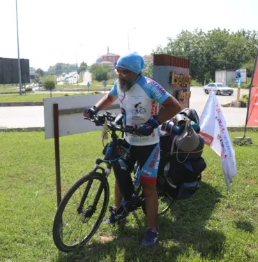 KAYBETTİĞİ OĞLUNA DOĞUM GÜNÜ HEDİYESİ "YAŞAMA UMUDU" OLACAK OĞLUNU KAYBEDEN BABA BAŞKA ÇOCUKLARA UMUT OLMAK İÇİN PEDAL ÇEVİRİYOR 7 BİN KİLOMETRE YOL KAT EDECEK OLAN BABA, TURUNU OĞLUNUN MEZARINDA SONLANDIRACAK