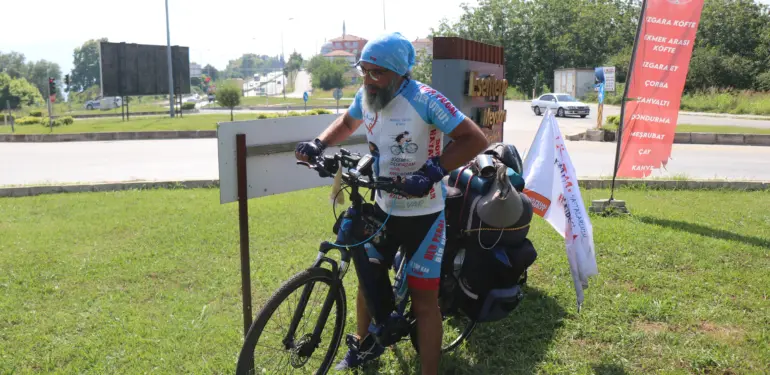 KAYBETTİĞİ OĞLUNA DOĞUM GÜNÜ HEDİYESİ "YAŞAMA UMUDU" OLACAK OĞLUNU KAYBEDEN BABA BAŞKA ÇOCUKLARA UMUT OLMAK İÇİN PEDAL ÇEVİRİYOR 7 BİN KİLOMETRE YOL KAT EDECEK OLAN BABA, TURUNU OĞLUNUN MEZARINDA SONLANDIRACAK
