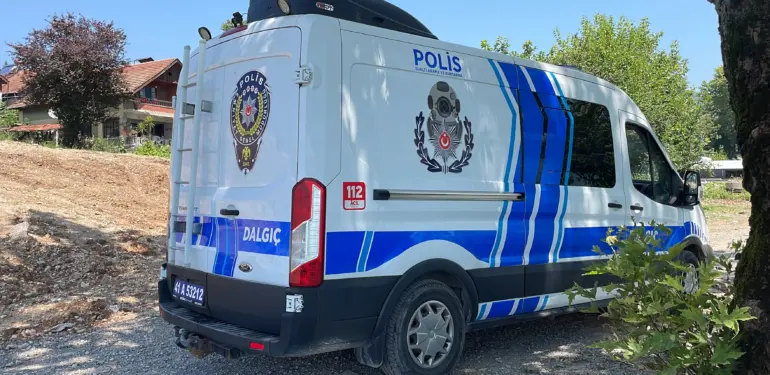 KAYIP İHBARI EKİPLERİ HAREKETE GEÇİRDİ HERKES ONU SAPANCA GÖLÜ'NDE ARARKEN O ADAPAZARI İLÇESİNDE BULUNDU