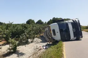 KONTROLDEN ÇIKAN KAMYON DEVRİLDİ, SÜRÜCÜSÜ YARALANDI
