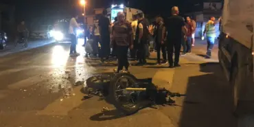 OTOMOBİLİYLE DRİFT ATARKEN MOTOSİKLETLİ GENCE ÇARPIP OLAY YERİNDEN KAÇTI