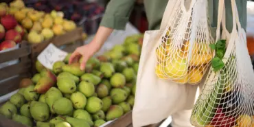 Woman,Chooses,Fruits,And,Vegetables,At,Farmers,Market.,Zero,Waste,