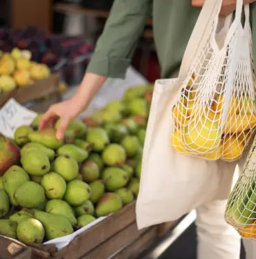 Woman,Chooses,Fruits,And,Vegetables,At,Farmers,Market.,Zero,Waste,
