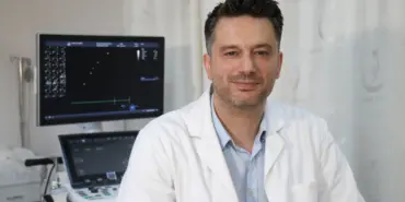 UZMANI UYARDI: SICAK HAVALAR, KALP VE TANSİYON HASTALIKLARINI TETİKLEYEBİLİR SEAH KARDİYOLOJİ UZMANI DOÇ. DR. MUHAMMED NECATİ MURAT AKSOY: "SICAK HAVA DALGASININ OLDUĞU ZAMANLARDA VATANDAŞLARIN MÜMKÜN OLDUĞUNCA KAPALI ALANLARDA KALMALARI GEREKİYOR"