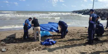 SAHİLE ÇIPLAK ERKEK CESEDİ VURDU