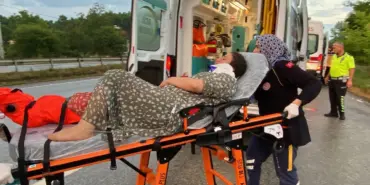 SAKARYA'DA BARİYERLERE ÇARPAN OTOMOBİL TERS DÖNDÜ: 4'Ü ÇOCUK 7 YARALI