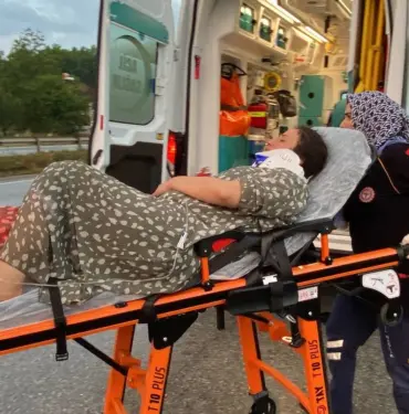 SAKARYA'DA BARİYERLERE ÇARPAN OTOMOBİL TERS DÖNDÜ: 4'Ü ÇOCUK 7 YARALI
