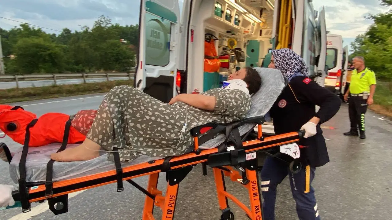 Sakarya'da bariyerlere çarpan otomobil ters döndü 4’ü çocuk 7 yaralı 7 Sakarya'da bariyerlere çarpan otomobil ters döndü 4’ü çocuk 7 yaralı