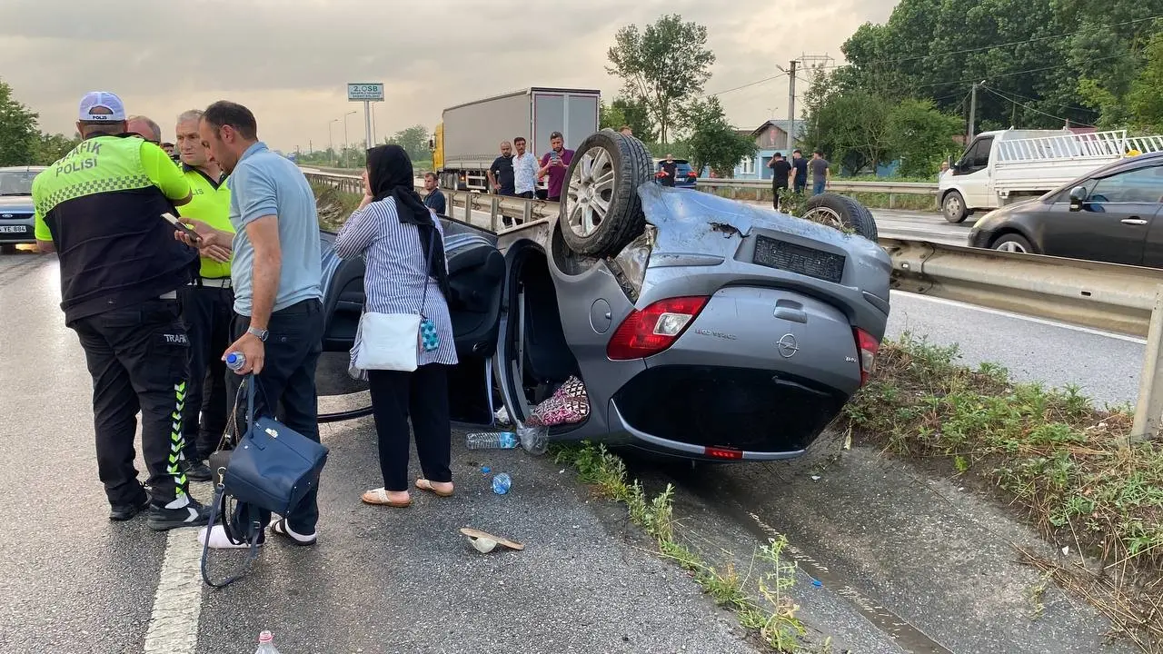 Sakarya'da bariyerlere çarpan otomobil ters döndü 4’ü çocuk 7 yaralı 8 Sakarya'da bariyerlere çarpan otomobil ters döndü 4’ü çocuk 7 yaralı