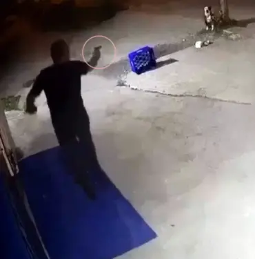 SAKARYA'DA DEHŞETE DÜŞÜREN GÖRÜNTÜLER TARTIŞTIĞI KİŞİNİN KÖPEĞİNE BİR ŞARJÖR MERMİ BOŞALTTI: O ANLAR KAMERADA