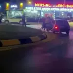 SAKARYA'DA HAREKETLİ GECE: ŞEHRİN GÖBEĞİNDE SİLAHLAR PEŞ PEŞE PATLADI YOL VERME KAVGASINDA ORTALIK KARIŞTI, POLİS KAVGAYI HAVAYA ATEŞ AÇARAK AYIRDI