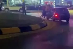 SAKARYA'DA HAREKETLİ GECE: ŞEHRİN GÖBEĞİNDE SİLAHLAR PEŞ PEŞE PATLADI YOL VERME KAVGASINDA ORTALIK KARIŞTI, POLİS KAVGAYI HAVAYA ATEŞ AÇARAK AYIRDI