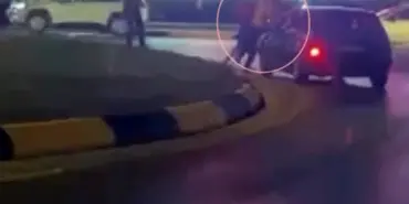 SAKARYA'DA HAREKETLİ GECE: ŞEHRİN GÖBEĞİNDE SİLAHLAR PEŞ PEŞE PATLADI YOL VERME KAVGASINDA ORTALIK KARIŞTI, POLİS KAVGAYI HAVAYA ATEŞ AÇARAK AYIRDI