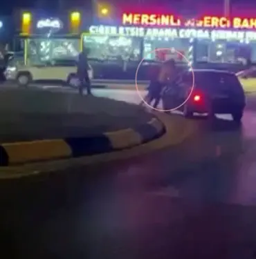 SAKARYA'DA HAREKETLİ GECE: ŞEHRİN GÖBEĞİNDE SİLAHLAR PEŞ PEŞE PATLADI YOL VERME KAVGASINDA ORTALIK KARIŞTI, POLİS KAVGAYI HAVAYA ATEŞ AÇARAK AYIRDI