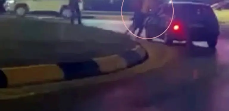 SAKARYA'DA HAREKETLİ GECE: ŞEHRİN GÖBEĞİNDE SİLAHLAR PEŞ PEŞE PATLADI YOL VERME KAVGASINDA ORTALIK KARIŞTI, POLİS KAVGAYI HAVAYA ATEŞ AÇARAK AYIRDI