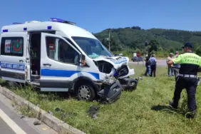 SAKARYA'DA HASTA NAKİL ARACI İLE TRAKTÖR ÇARPIŞTI: 1 AĞIR YARALI