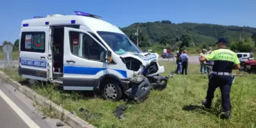SAKARYA'DA HASTA NAKİL ARACI İLE TRAKTÖR ÇARPIŞTI: 1 AĞIR YARALI