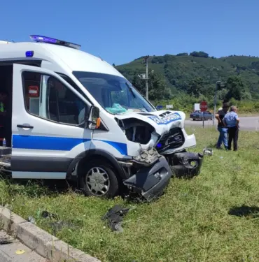 SAKARYA'DA HASTA NAKİL ARACI İLE TRAKTÖR ÇARPIŞTI: 1 AĞIR YARALI