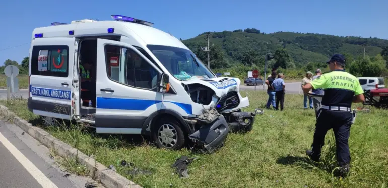 SAKARYA'DA HASTA NAKİL ARACI İLE TRAKTÖR ÇARPIŞTI: 1 AĞIR YARALI