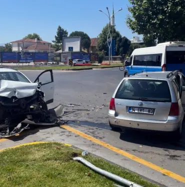 SAKARYA'DA KAVŞAKTA İKİ OTOMOBİL ÇARPIŞTI: 3 YARALI