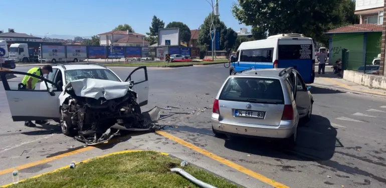 SAKARYA'DA KAVŞAKTA İKİ OTOMOBİL ÇARPIŞTI: 3 YARALI