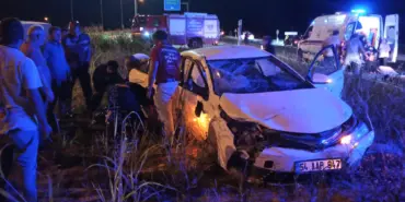 SAKARYA'DA OTOMOBİL İLE PANELVAN ÇARPIŞTI: 6 YARALI ARAÇLARDA SIKIŞAN YARALILARI İTFAİYE KURTARDI