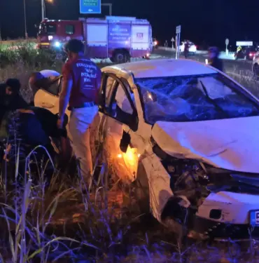 SAKARYA'DA OTOMOBİL İLE PANELVAN ÇARPIŞTI: 6 YARALI ARAÇLARDA SIKIŞAN YARALILARI İTFAİYE KURTARDI