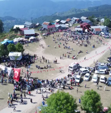 SAKARYA'NIN EN YÜKSEK NOKTASINDA ASIRLIK ŞENLİK KARADENİZLİLER 113'ÜNCÜ DİKMEN YAYLA ŞENLİĞİ'NDE BULUŞTU
