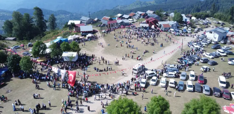 SAKARYA'NIN EN YÜKSEK NOKTASINDA ASIRLIK ŞENLİK KARADENİZLİLER 113'ÜNCÜ DİKMEN YAYLA ŞENLİĞİ'NDE BULUŞTU